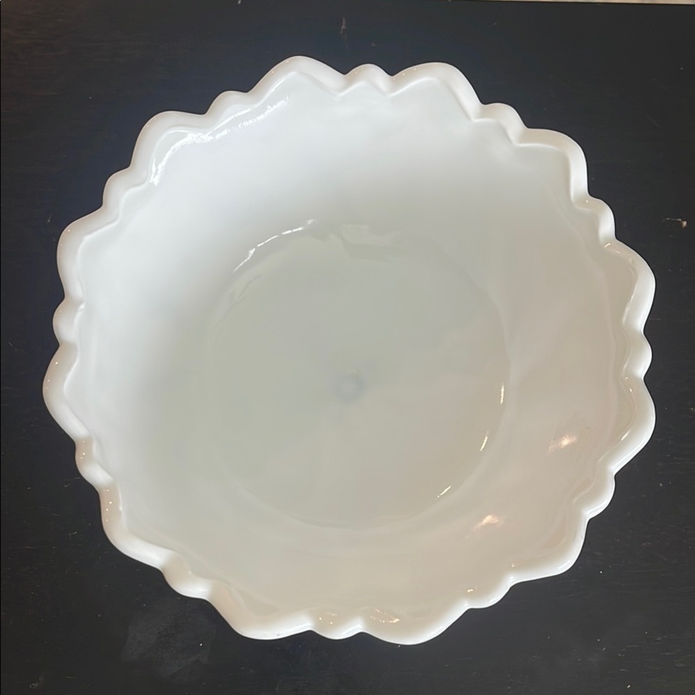 Elegant White Scalloped Serveware Bowl - Picture 3 of 3